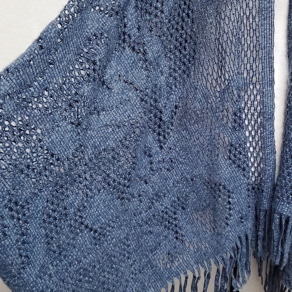 90s Vintage Dusty Blue Lightweight Soft Open Weave Curlicue Fringe Poncho OSFA - Picture 8 of 14